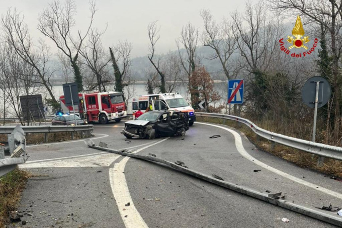Auto contro spartitraffico nelle Marche, muore 50enne di Ghisalba