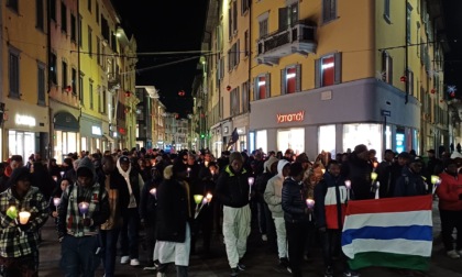 Bergamo unita contro la violenza: duecento fiaccole in ricordo di Mamadi Tunkara