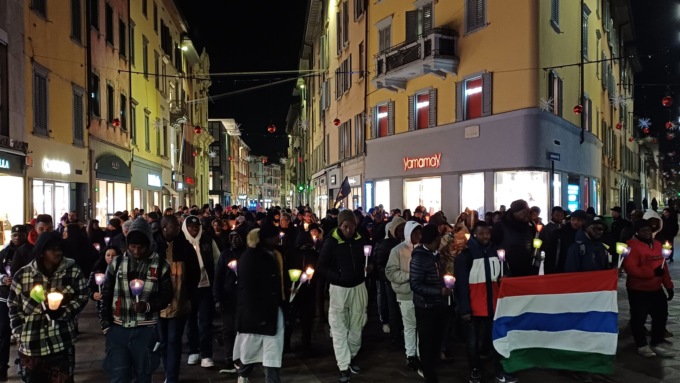 Bergamo unita contro la violenza: duecento fiaccole in ricordo di Mamadi Tunkara