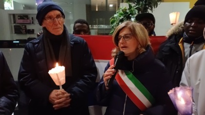 Le toccanti parole ai bergamaschi di don Davide Rota durante la fiaccolata per Mamadi