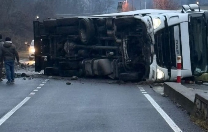 Camion ribaltato sulla Statale della Val Seriana a Casnigo: traffico nel caos