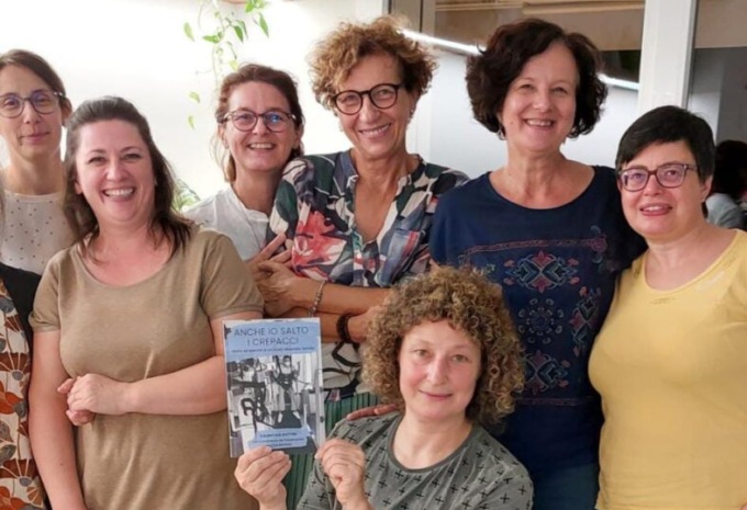 Quei ventitré amici che si trovano intorno a un libro a Osio Sotto, stringendo legami