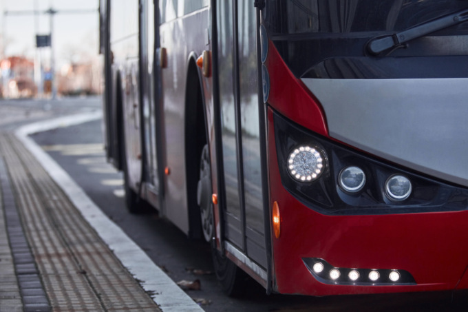 Trasportavano illegalmente migranti sui bus verso l’estero: anche Bergamo nella rete