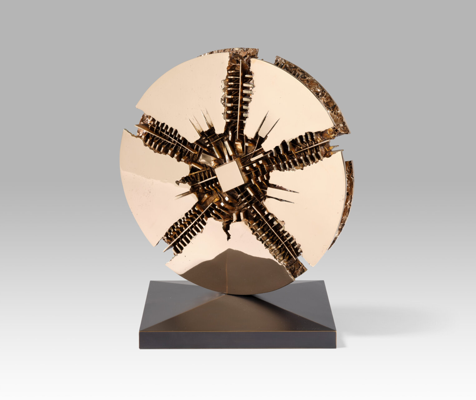 Arnaldo Pomodoro, Disco, 1981, bronzo, 36x7,5cm, courtesy Galleria Ferrari, esposta in BAF