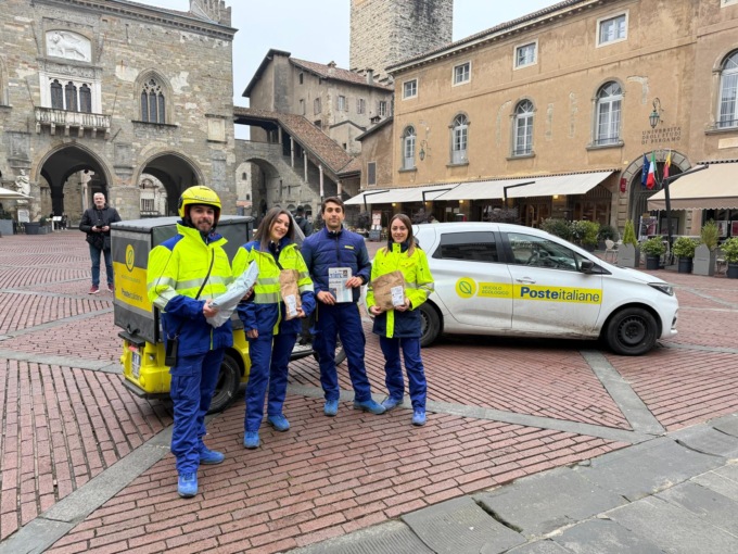 Cambio look dei portalettere a Bergamo: ecco le nuove divise gialle, blu e… grigie