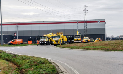 Si ribalta un tir su una rotatoria a Calvenzano, traffico in tilt lungo la Rivoltana