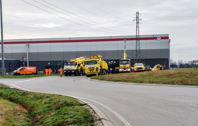 Si ribalta un tir su una rotatoria a Calvenzano, traffico in tilt lungo la Rivoltana