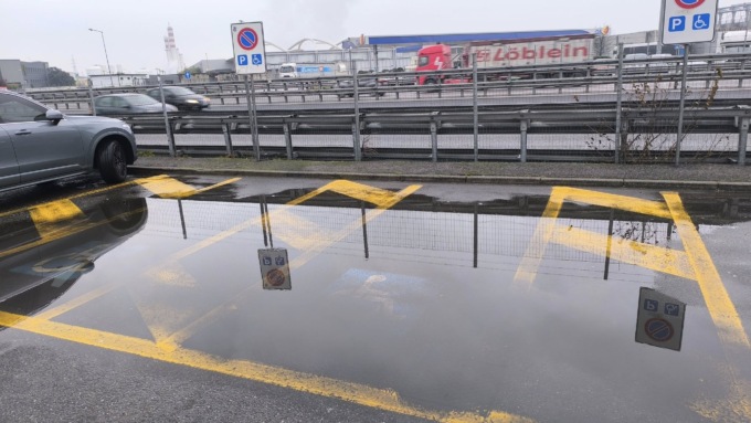 Il parcheggio per i disabili fa acqua da tutte le parti, all’area di servizio Brembo Nord