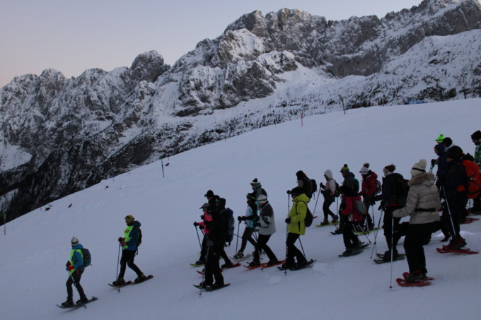 La pro loco di Colere organizza una ciaspolata al tramonto, con cena in chalet e giro in cabinovia