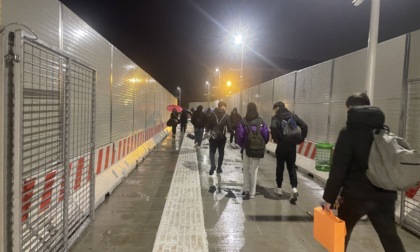 Sottopasso chiuso in stazione a Bergamo, primo giorno con il nuovo passaggio a raso