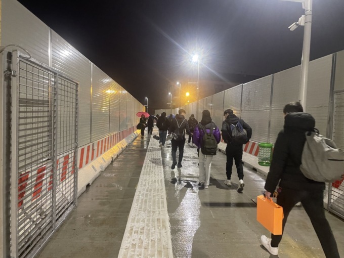 Sottopasso chiuso in stazione a Bergamo, primo giorno con il nuovo passaggio a raso