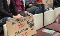 Cartelli e applausi: protesta soft alla prima seduta del Consiglio delle Donne