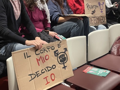 Cartelli e applausi: protesta soft alla prima seduta del Consiglio delle Donne