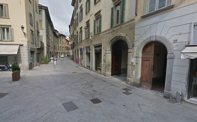 Sfreccia in via Pignolo con la Vespa e prende a testate il gestore di un locale