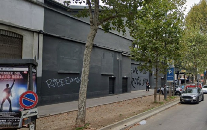 Violenza sessuale fuori da una discoteca di Milano, arrestato membro del branco: abita a Gorno