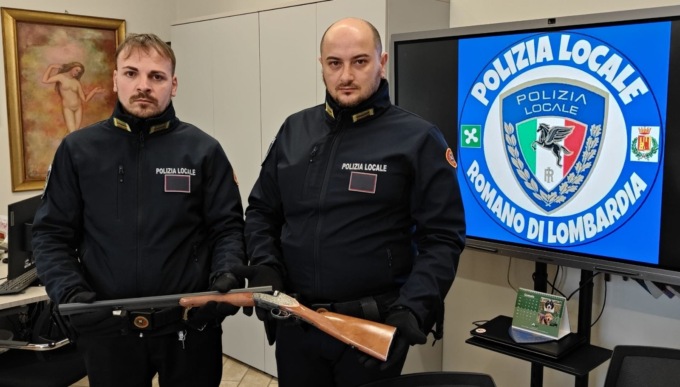 Gruppo di giovani minacciati da un 25enne nordafricano: prima ha tentato di investirli, poi ha puntato il fucile