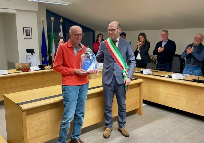 Azzano celebra il dottor Enrico Galli: «Incontrerò ancora i pazienti, ma come amico»