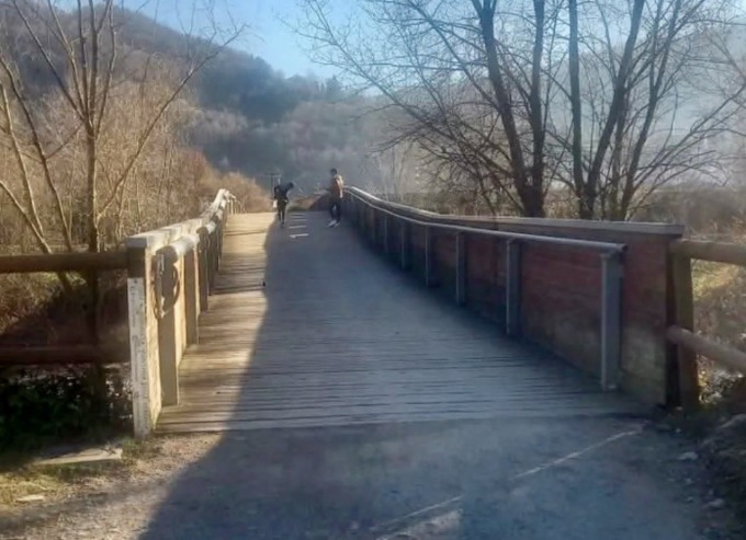 La passerella Crespi di Nembro è messa male: duecentomila euro per aggiustarla