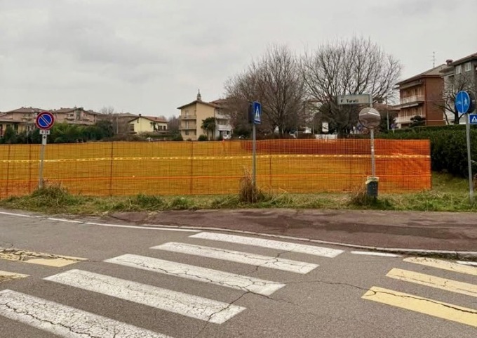 Tre palazzine ci portano via un bel prato verde, proprio nel centro di Curno