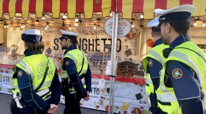 Vigili a piedi in centro a Bergamo: Porta Nuova applaude, via Paglia non ancora