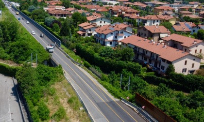 I residenti di via Vivaldi a Mozzo insorgono: «Caos e smog, siamo davvero stanchi»