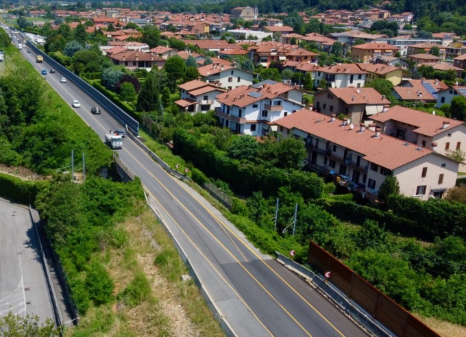 I residenti di via Vivaldi a Mozzo insorgono: «Caos e smog, siamo davvero stanchi»