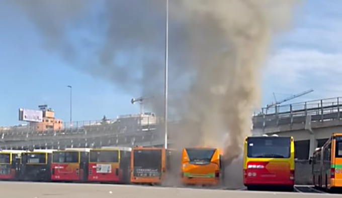 Colonna di fumo visibile da chilometri: carbonizzato autobus parcheggiato in via Rovelli