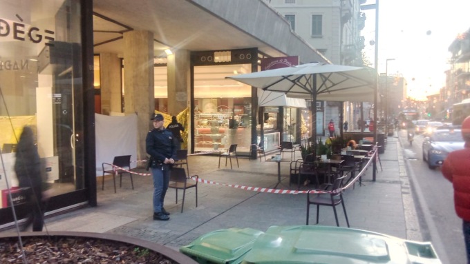Ucciso a coltellate in via Tiraboschi a Bergamo, vittima una guardia del Carrefour