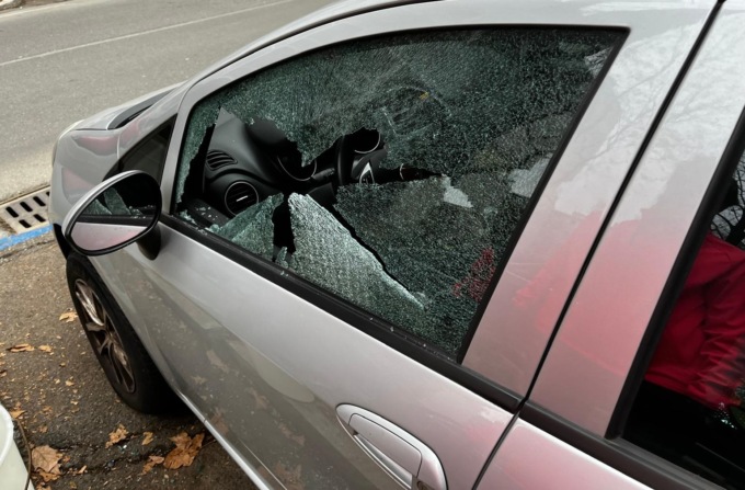 Vede due ladri intenti a spaccare finestrini in via San Bernardino e chiama la polizia: arrestati