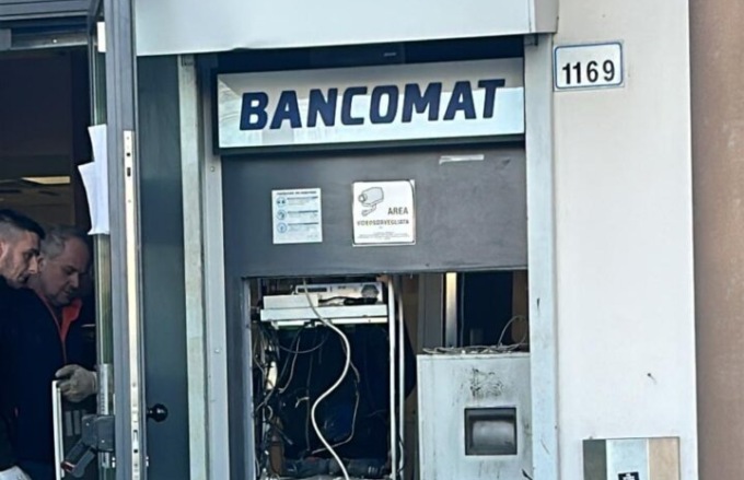 Colpo in banca a Calusco: fatto esplodere il bancomat, magro bottino