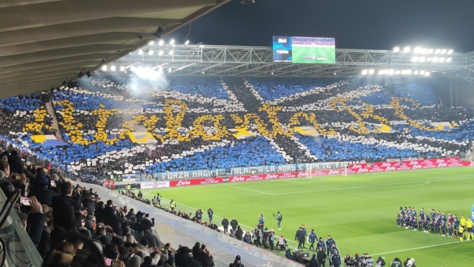 Serata elettrica al Gewiss: grande coreografia, fischi per Koopmeiners e spinta alla Dea