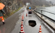 Moio de' Calvi, voragine in mezzo alla strada: chiusa ai mezzi pesanti, disagi per la Stella Alpina