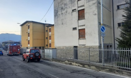 Anziano cade in casa a Gandino ma non può aprire: soccorso da vigili e carabinieri