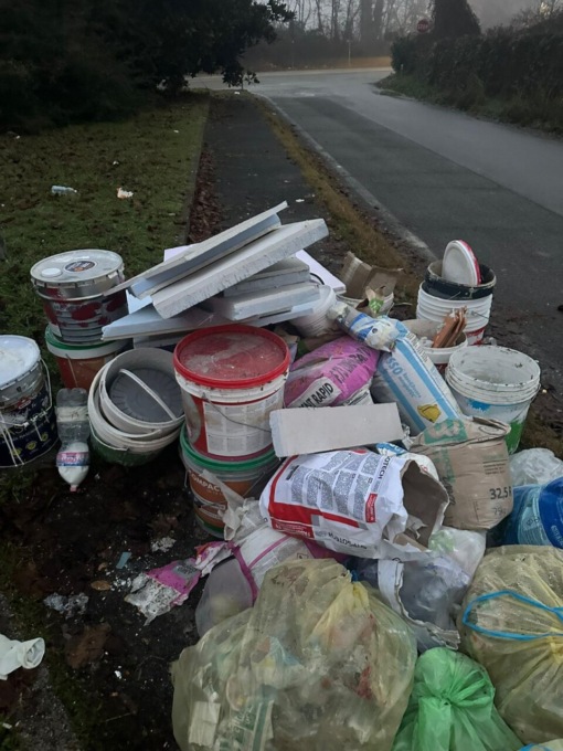 Abbandona rifiuti a Osio Sotto, ma la fototrappola lo incastra: 6.500 euro di multa
