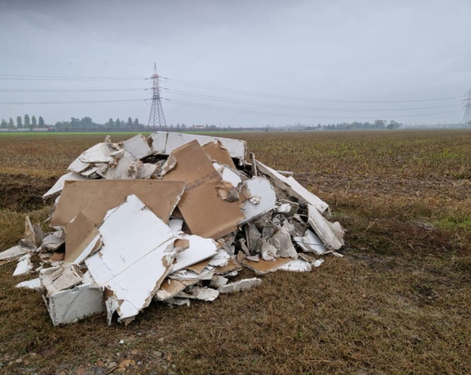 Abbandona più volte rifiuti edili a Ciserano: multa da 6.500 euro per un’azienda