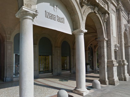 Spaccata da Tiziana Fausti a Bergamo: rubati abiti e accessori di moda Dior