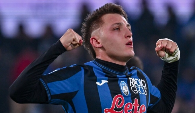 Il migliore della Dea è Retegui. Errori pesanti sui gol del Napoli di Hien, Ederson e Scalvini