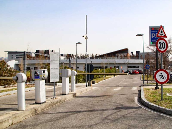 Caos all’ingresso ai parcheggi del Papa Giovanni, la testimonianza di una lettrice