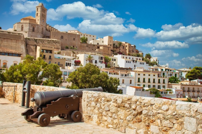 Ibiza oltre il mare: i luoghi storici e naturali da non perdere