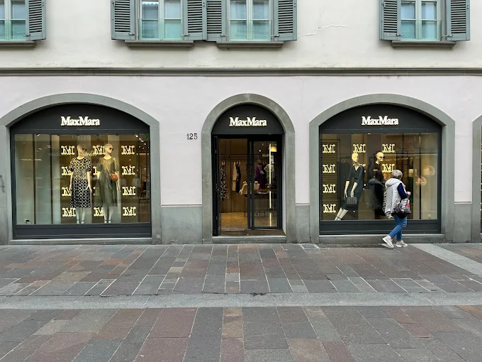 La commessa lo insegue, uno straniero lo blocca: aveva rubato delle scarpe in via XX Settembre