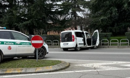 Non si fermano all'alt e si schiantano in centro a Cologno: arrestati zio e nipote