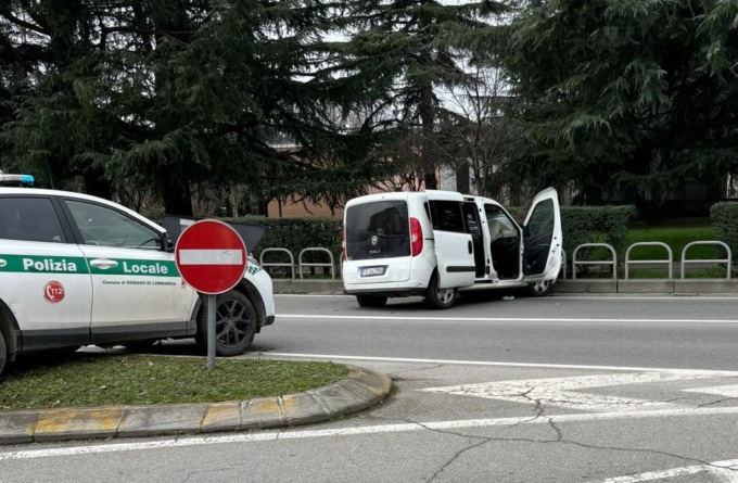 Non si fermano all’alt e si schiantano in centro a Cologno: arrestati zio e nipote