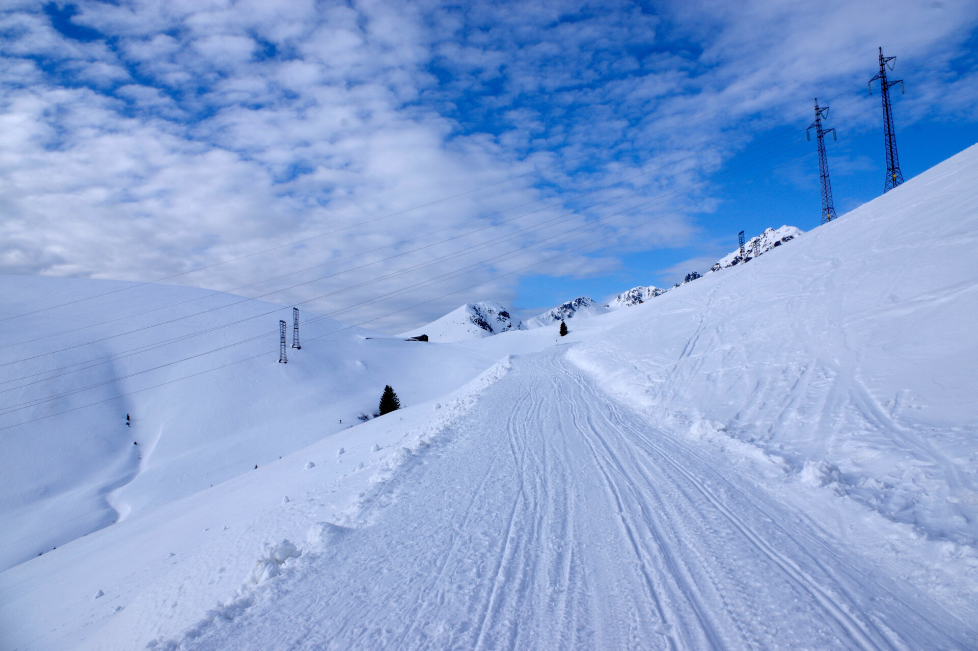 3 - Lungo la strada colma di neve