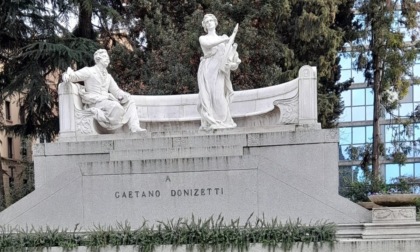 «Il monumento a Donizetti va ripulito». L'Amministrazione dà seguito alla richiesta