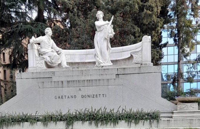 «Il monumento a Donizetti va ripulito». L’Amministrazione dà seguito alla richiesta