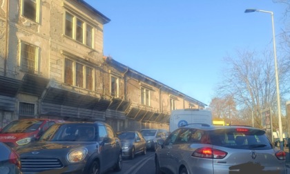 Prima mattinata completa con via Maironi da Ponte chiusa: traffico in tilt a Bergamo