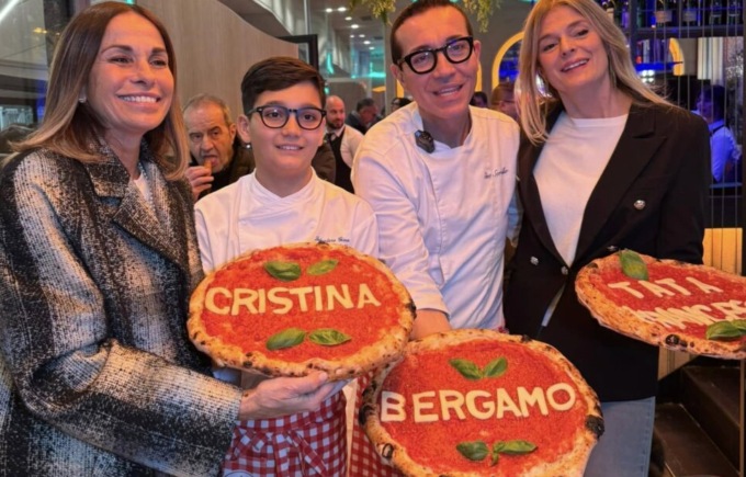 Inaugurazione con vip (e coda per la Margherita gratis) alla pizzeria Sorbillo di Bergamo