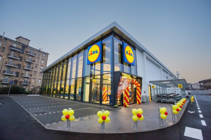 Tenta di rubare merce all’inaugurazione del Lidl di Treviglio, poi estrae un coltello: arrestato