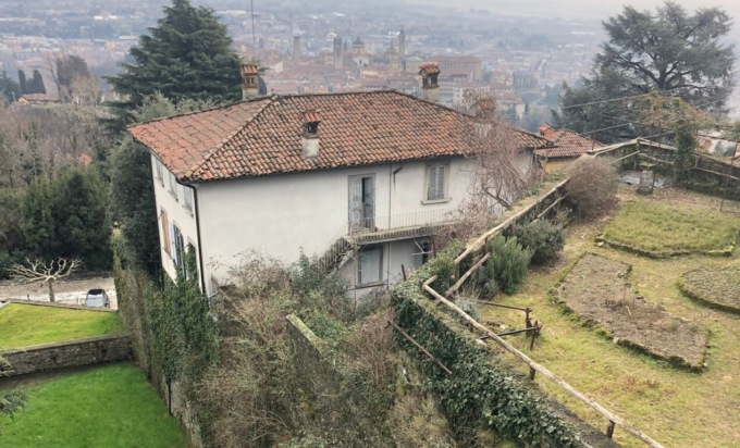 L’associazione Castelli Onlus: «Paradossale voler vendere la Casa del Custode di San Vigilio»