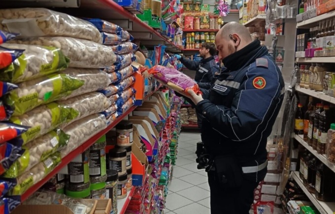 Merce scaduta, ammuffita e contenente insetti: due negozi chiusi a Romano